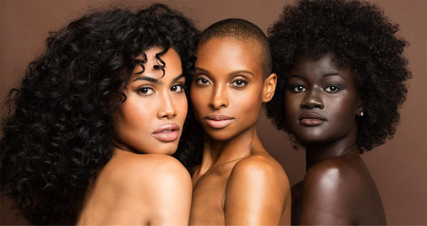 Retrato editorial em grupo de três mulheres adultas com diferentes tons de pele