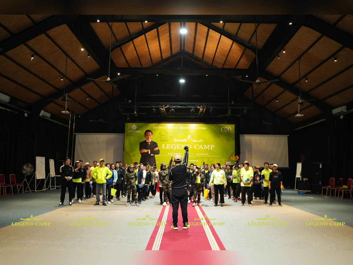 Người hướng dẫn và các thành viên tham gia hoạt động tập thể trong hội trường Legend Camp.