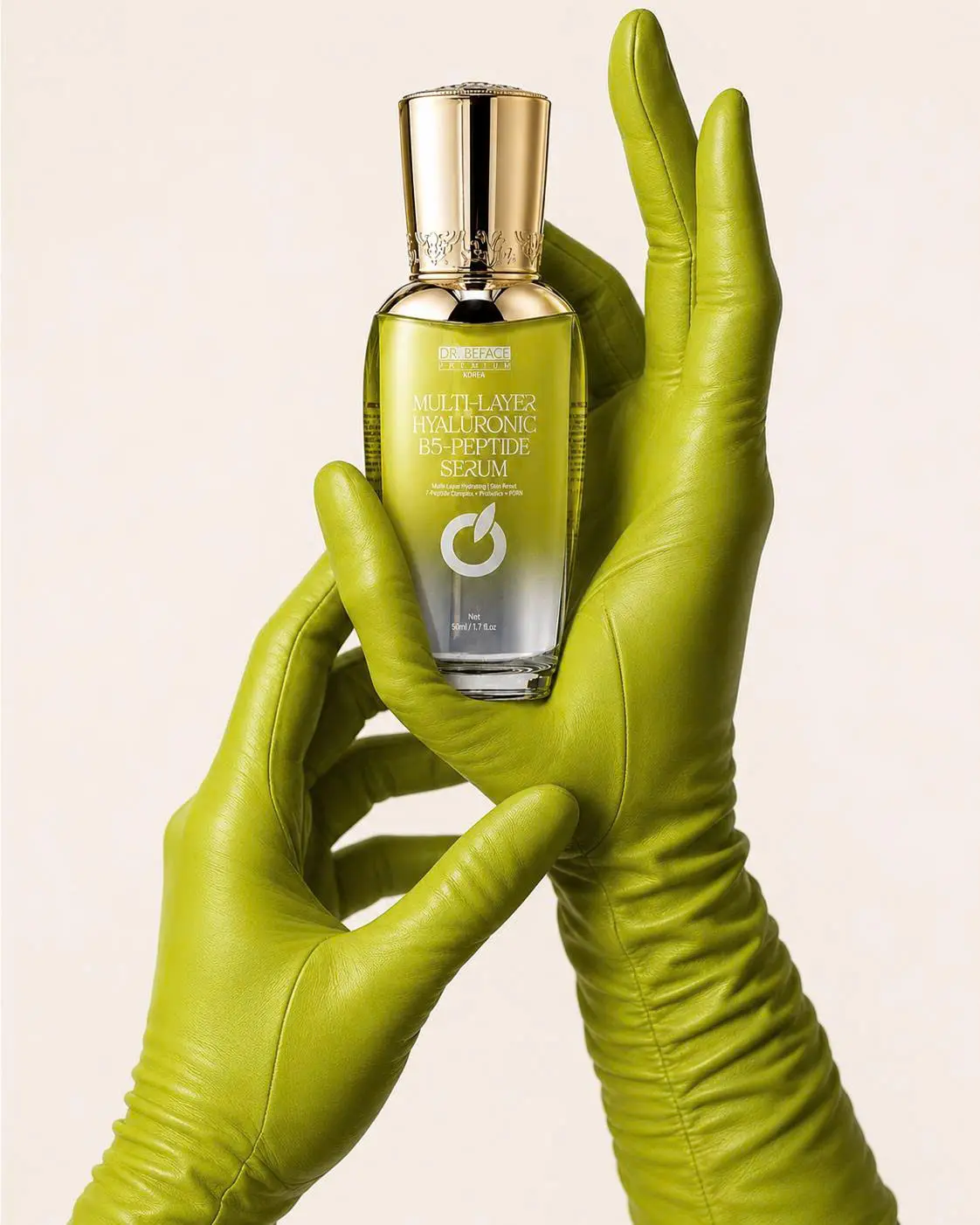 Chai HYA B5 Peptide Serum trong tay đeo găng màu xanh