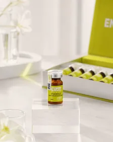Lọ BEGEN ENJU STEM CELL 5 ml trên bục trong suốt cùng hộp lớn