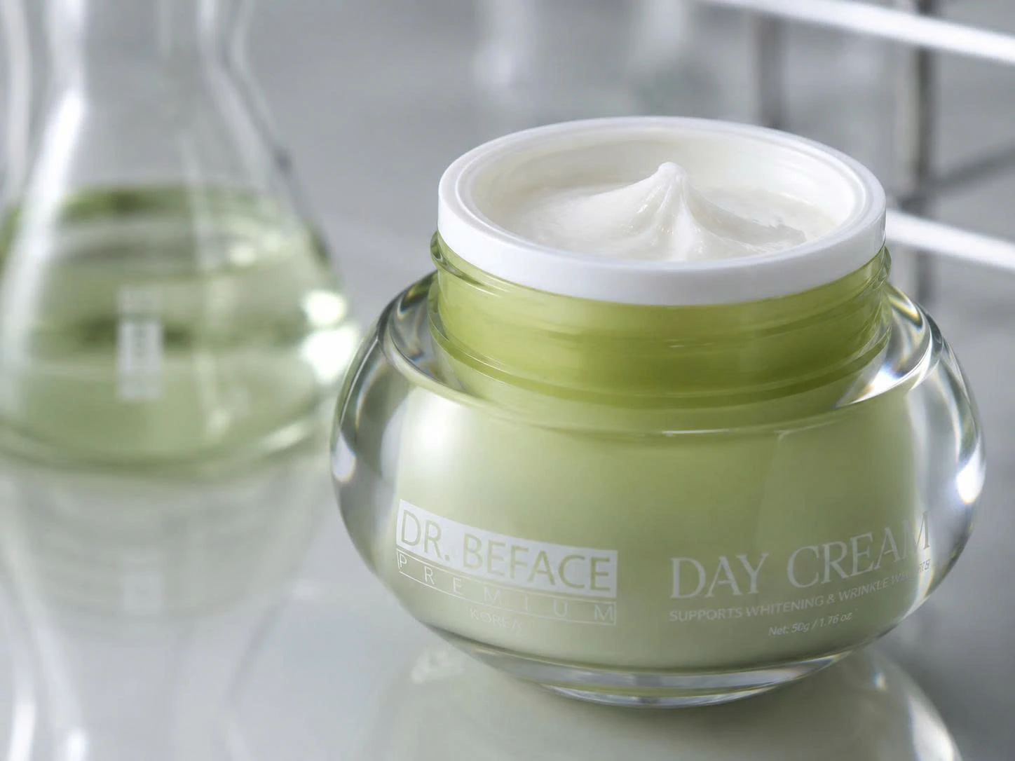 Hũ DR.BEFACE PREMIUM DAY CREAM mở nắp, thể hiện chất kem trắng ngà