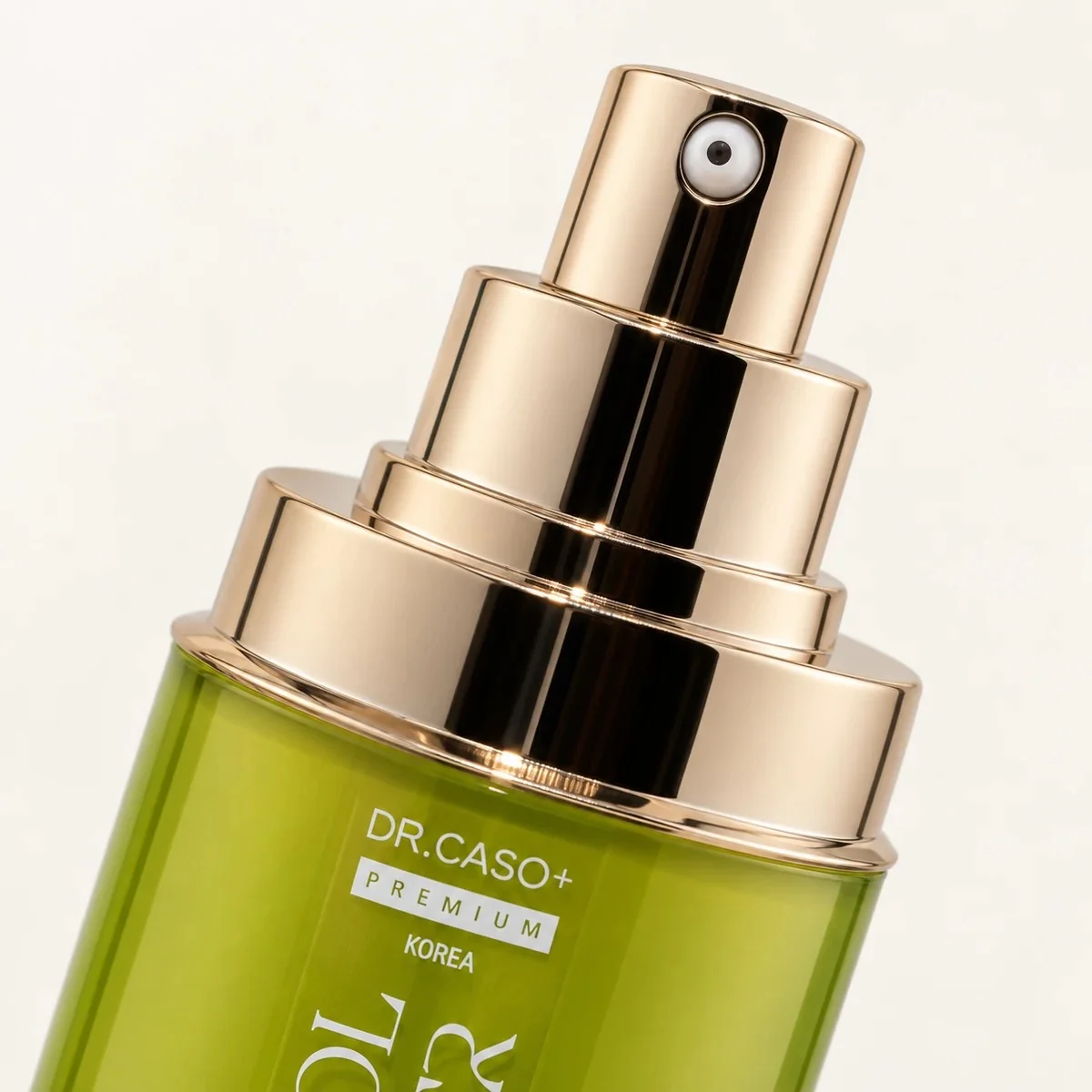 Cận cảnh đầu pump màu vàng đồng của DR.CASO+ PREMIUM OIL CONTROL FRUIT TONER