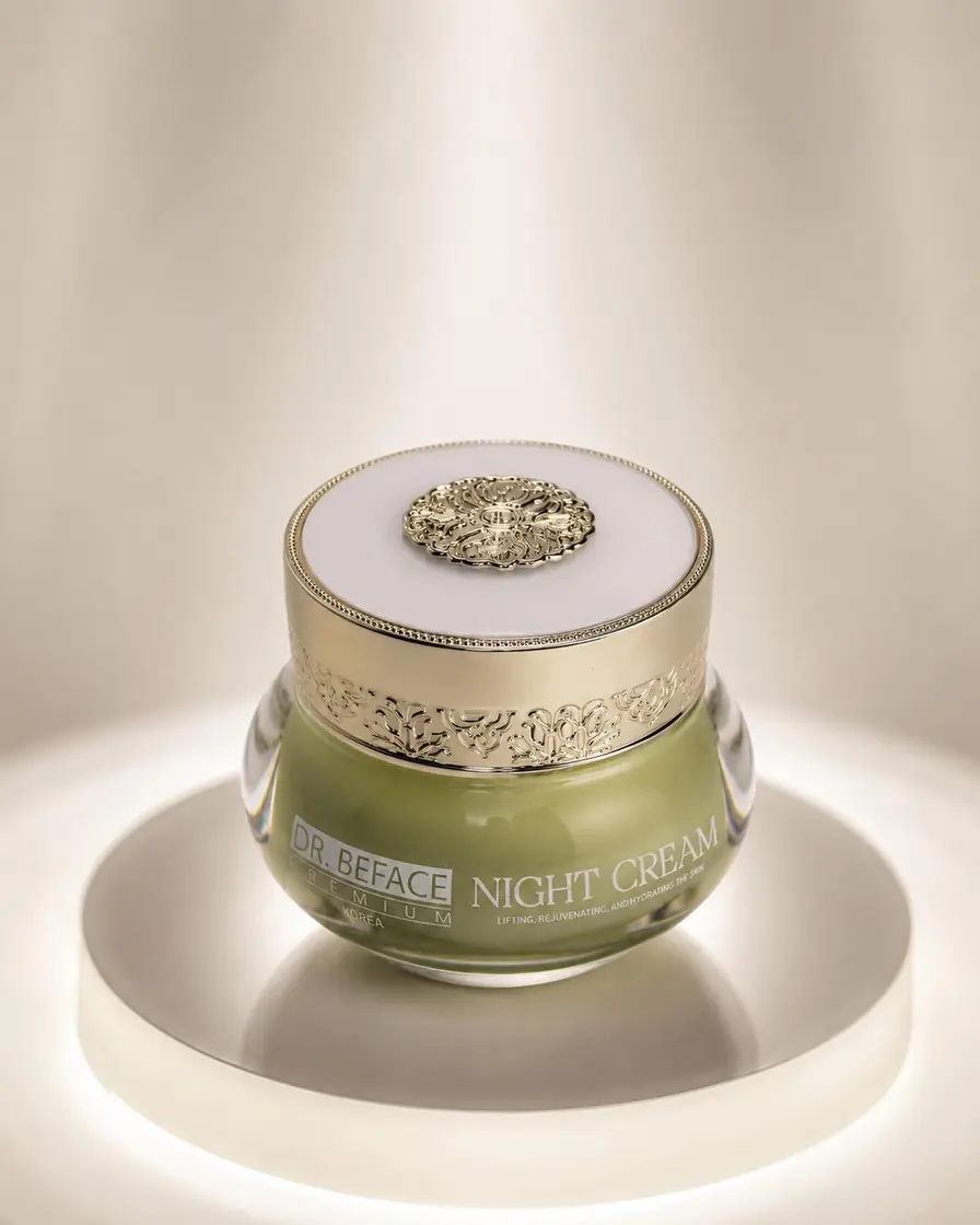 Hũ DR.BEFACE PREMIUM® NIGHT CREAM trên bệ trưng bày ánh sáng màu kem.