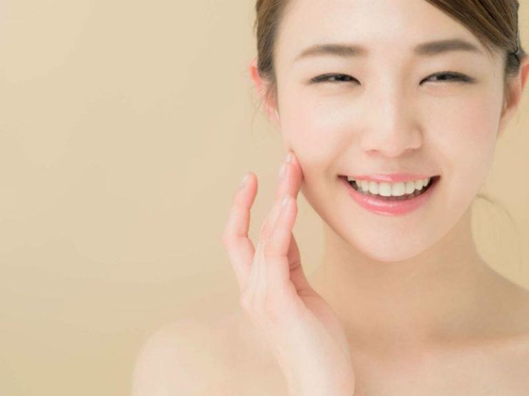 Minh họa thoa sản phẩm dưỡng ngoài da.