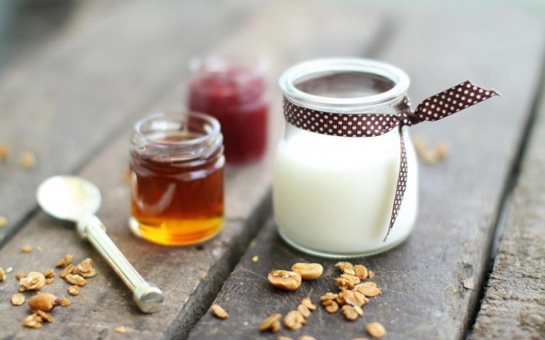 Sữa chua và mật ong là nguyên liệu được thảo luận.