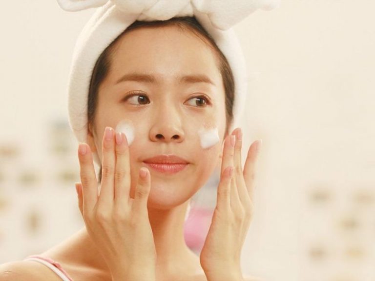 Minh họa thao tác chăm sóc da nhẹ nhàng.