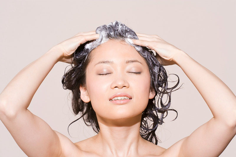 lưu ý khi gội đầu cho tóc khô xơ