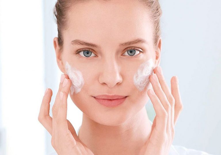 Minh họa làm sạch da bằng sản phẩm rửa mặt.