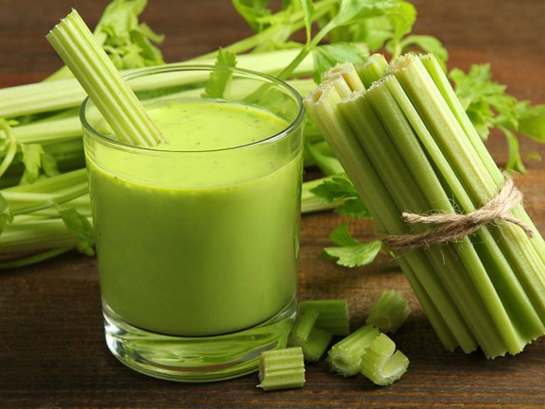 Cần tây và nước ép minh họa nguyên liệu.