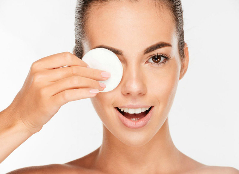 sử dụng nước hoa hồng với bông tẩy trang