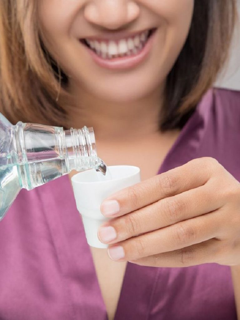 Minh họa rót nước súc miệng theo lượng hướng dẫn.