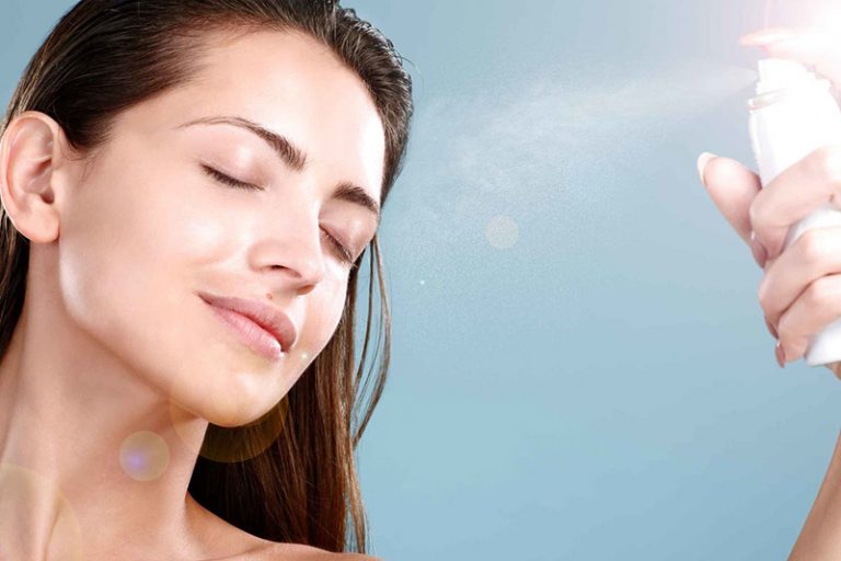 Minh họa thao tác dùng sản phẩm dạng xịt.