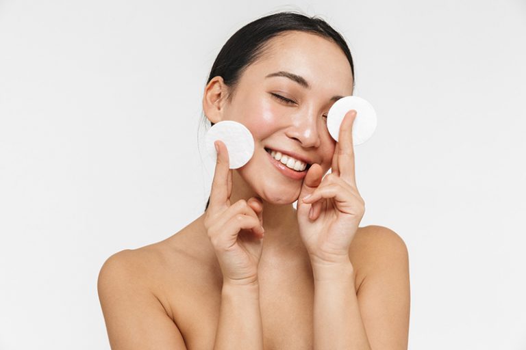 Làm sạch nhẹ bằng bông.