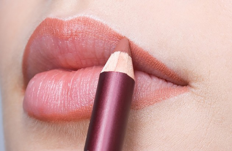 Kẻ viền môi như 1 hàng rào có tác dụng giảm thiểu tình trạng phai màu của son