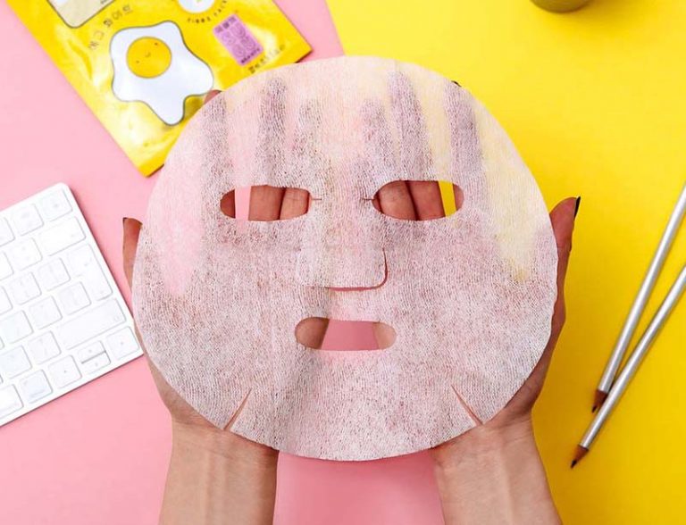 Mặt nạ dạng miếng và dụng cụ chăm sóc da.