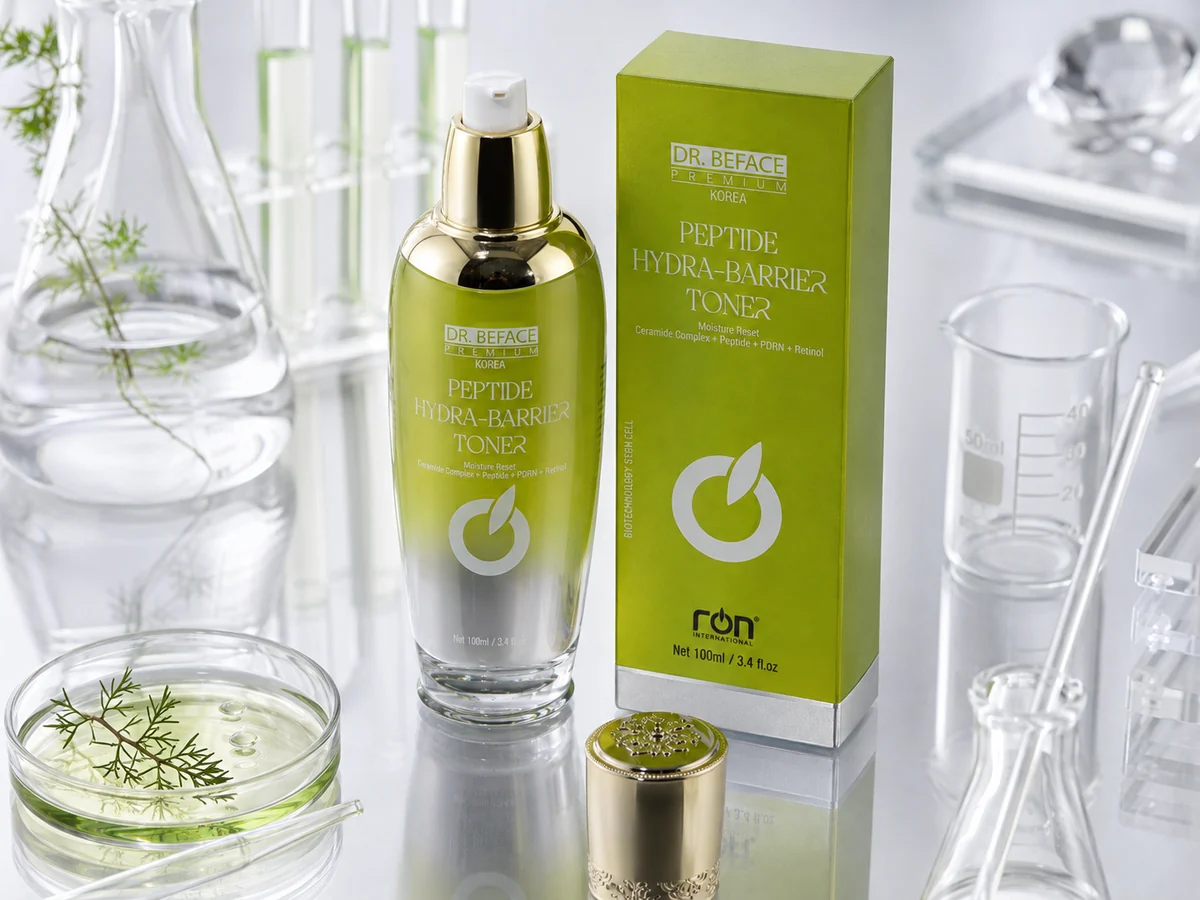 Chai Peptide Hydra Barrier Toner mở nắp cùng hộp, chụp từ trên cao.