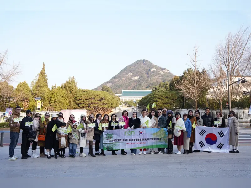 Đoàn RON INTERNATIONAL® cầm quốc kỳ Việt Nam và Hàn Quốc trước Nhà Xanh Seoul.