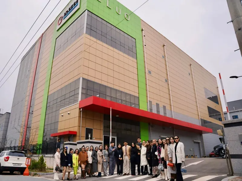 Đoàn RON INTERNATIONAL® chụp ảnh trước tòa nhà nhà máy tại Hàn Quốc.