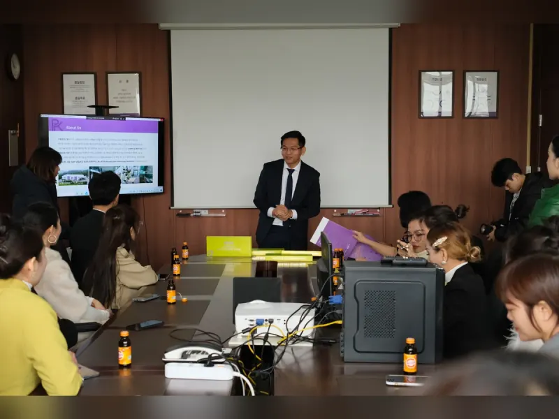 Người hướng dẫn trình bày trước đoàn tham quan trong phòng họp tại Hàn Quốc.