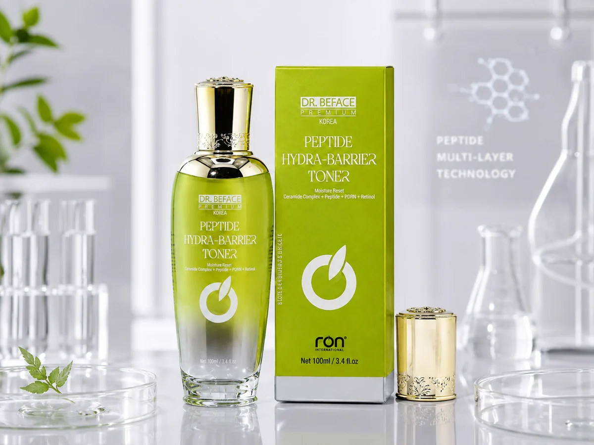 Chai Peptide Hydra-Barrier Toner cùng hộp xanh lime và nắp vàng trên nền sáng.