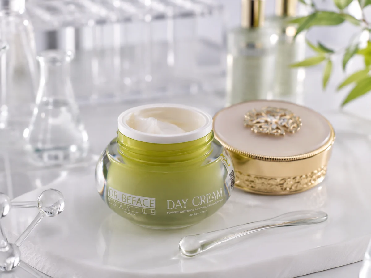 Hũ kem ngày DR.BEFACE PREMIUM® mở nắp, bên nắp vàng và que lấy kem trong suốt.