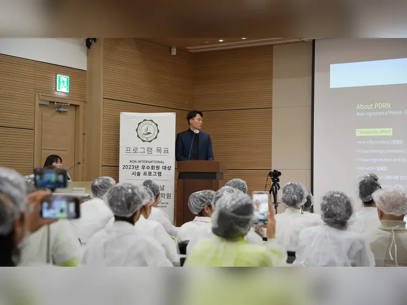 Buổi học chuyên môn với học viên mặc áo bảo hộ tại Hàn Quốc