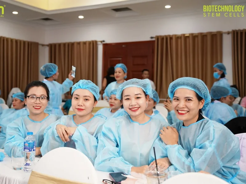 Học viên mặc áo bảo hộ tham gia chương trình học tập tại Hàn Quốc