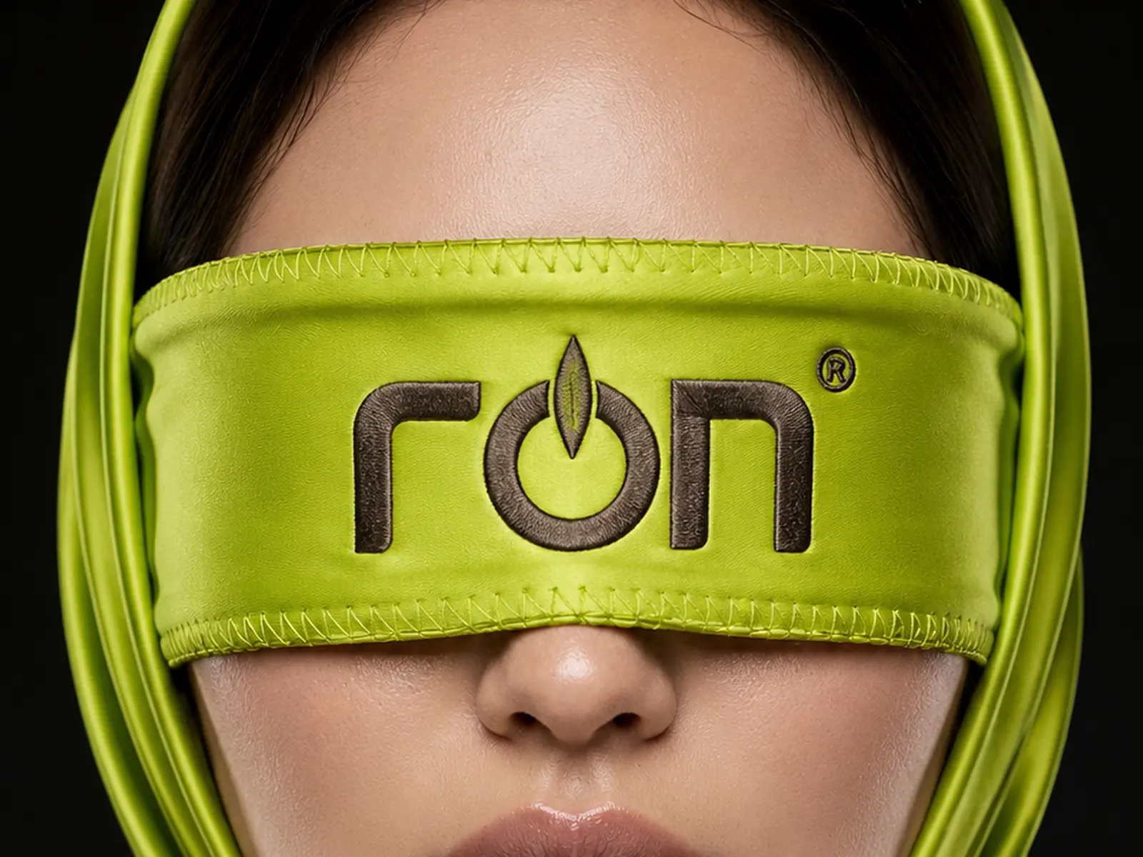 Chân dung thời trang với dải lụa RON INTERNATIONAL® trong chiến dịch nhận diện thương hiệu.