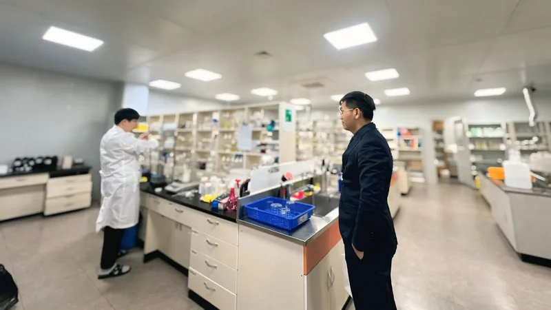 Trao đổi chuyên môn tại bàn nghiên cứu mỹ phẩm ở Hàn Quốc