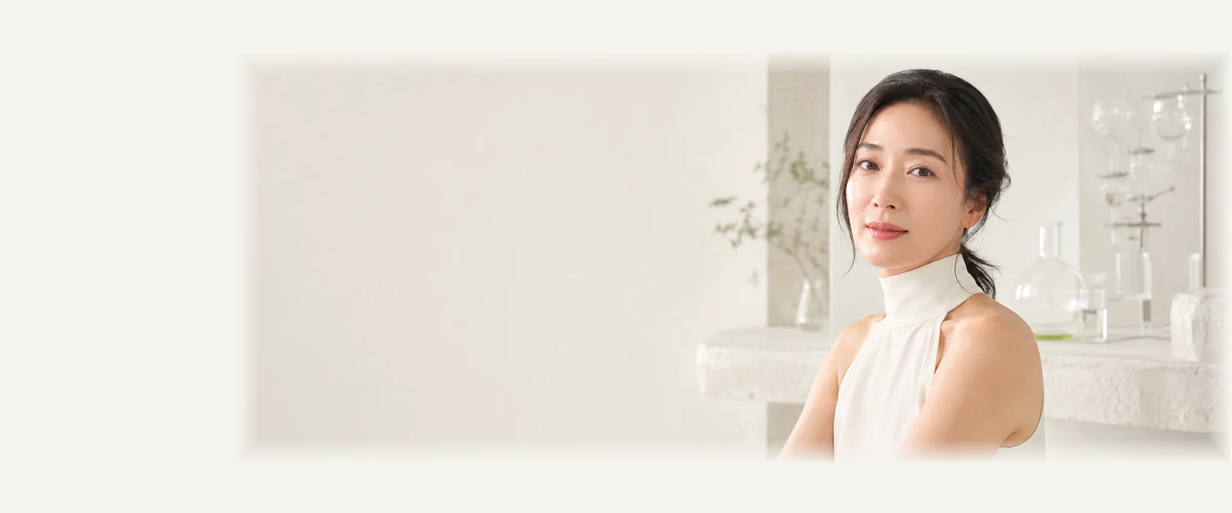 Chân dung phụ nữ mặc áo trắng trong không gian sáng; hình ảnh minh họa chăm sóc làn da dài lâu.