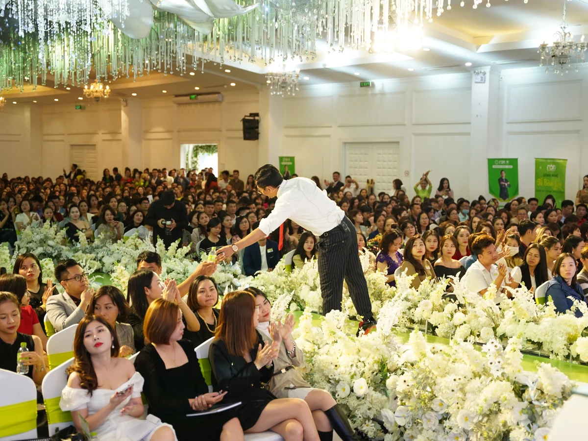 Diễn giả giao lưu với đông đảo học viên trong hội trường đào tạo.