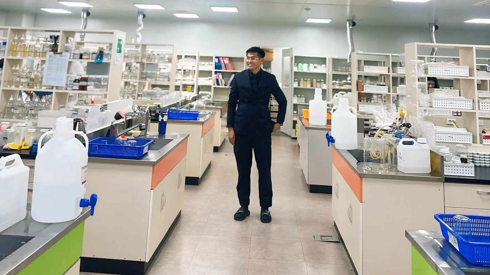 Đại diện RON INTERNATIONAL tham quan và trao đổi tại phòng lab