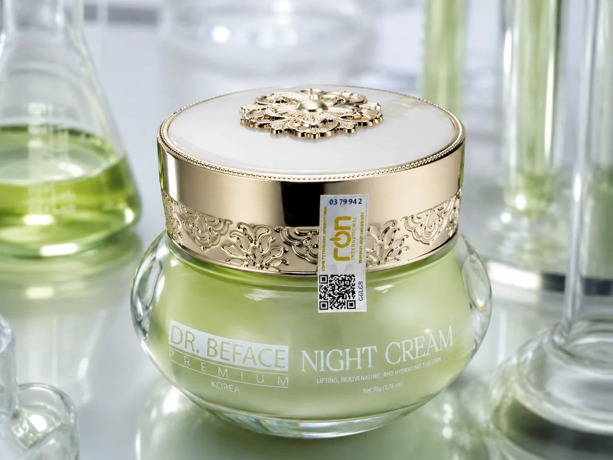 Cận cảnh hũ Night Cream với nắp vàng và tem trên bao bì.
