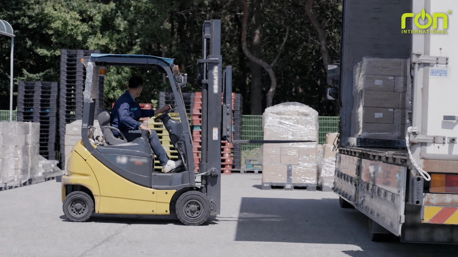 Xe nâng bốc xếp thành phẩm tại nhà máy Hàn Quốc