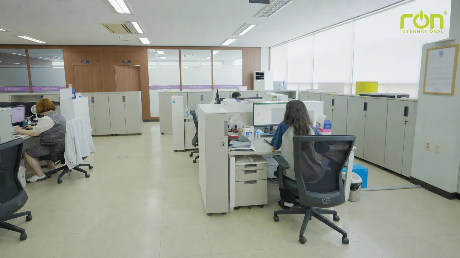 Khu vực văn phòng nhà máy Hàn Quốc nơi trao đổi kế hoạch sản phẩm