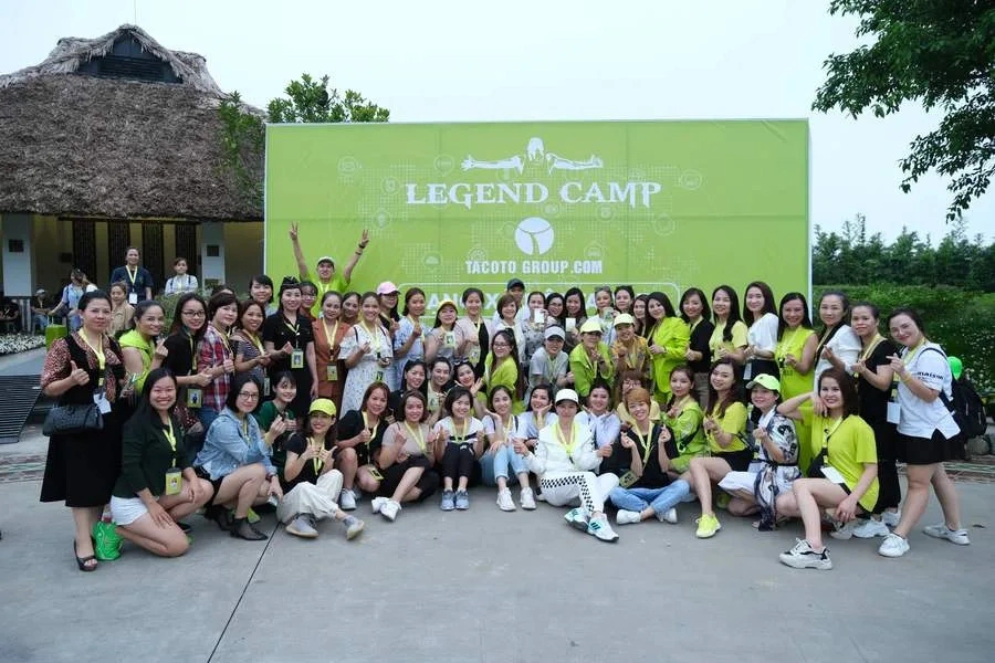 Cộng đồng RON INTERNATIONAL® chụp ảnh tập thể tại chương trình Legend Camp.