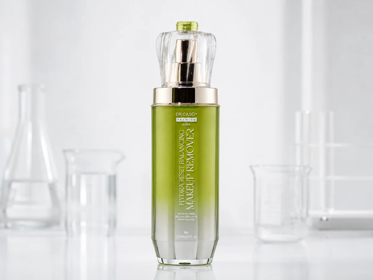 Chai Hydra Reset Balancing Makeup Remover giữa các dụng cụ thủy tinh.