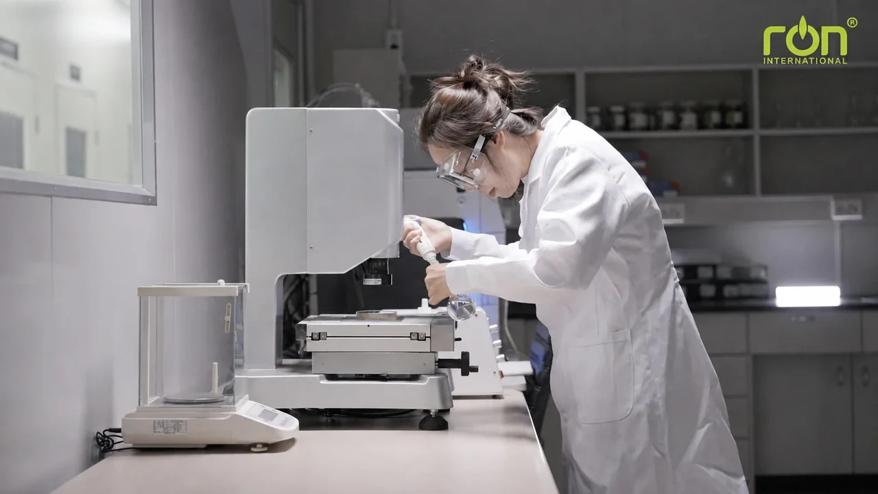 Chuyên viên thao tác với thiết bị kiểm nghiệm trong phòng lab tại Hàn Quốc