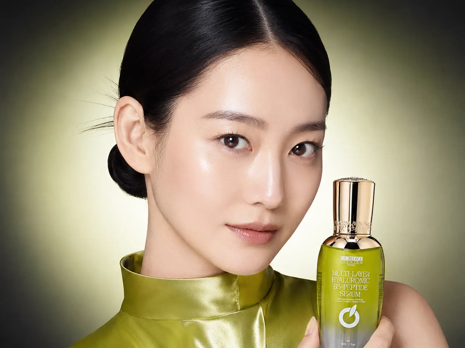 Hình ảnh chiến dịch serum B5-Peptide DR.BEFACE PREMIUM® với người mẫu và hiệu ứng nước.