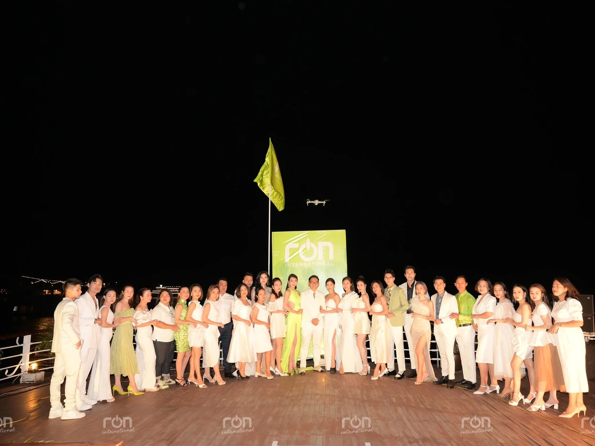 Đội ngũ và cộng đồng RON INTERNATIONAL® trong hoạt động kết nối thương hiệu
