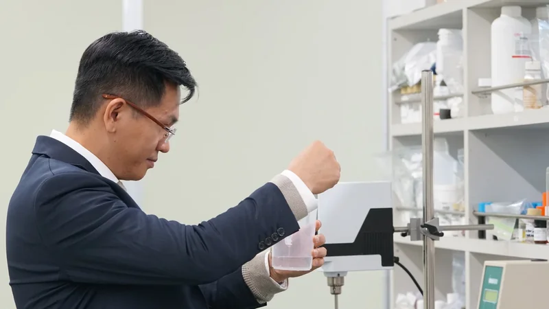 Thao tác pha mẫu thử tại bàn nghiên cứu công thức