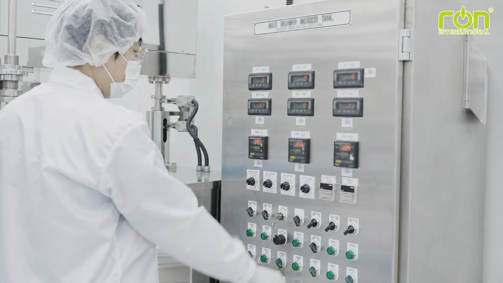 Bảng điều khiển hệ thống sản xuất mỹ phẩm tại nhà máy Hàn Quốc