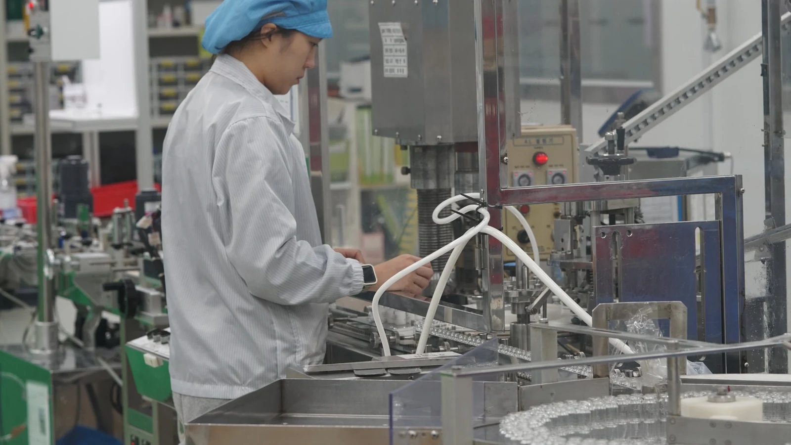 Dây chuyền sản xuất mỹ phẩm tại nhà máy Hàn Quốc