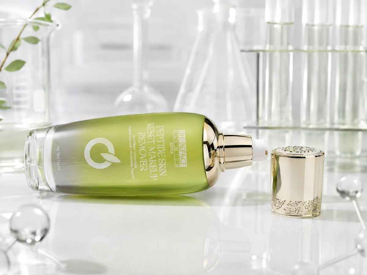 Chai Peptide Skin Reset Makeup Remover nằm ngang cạnh nắp vàng.