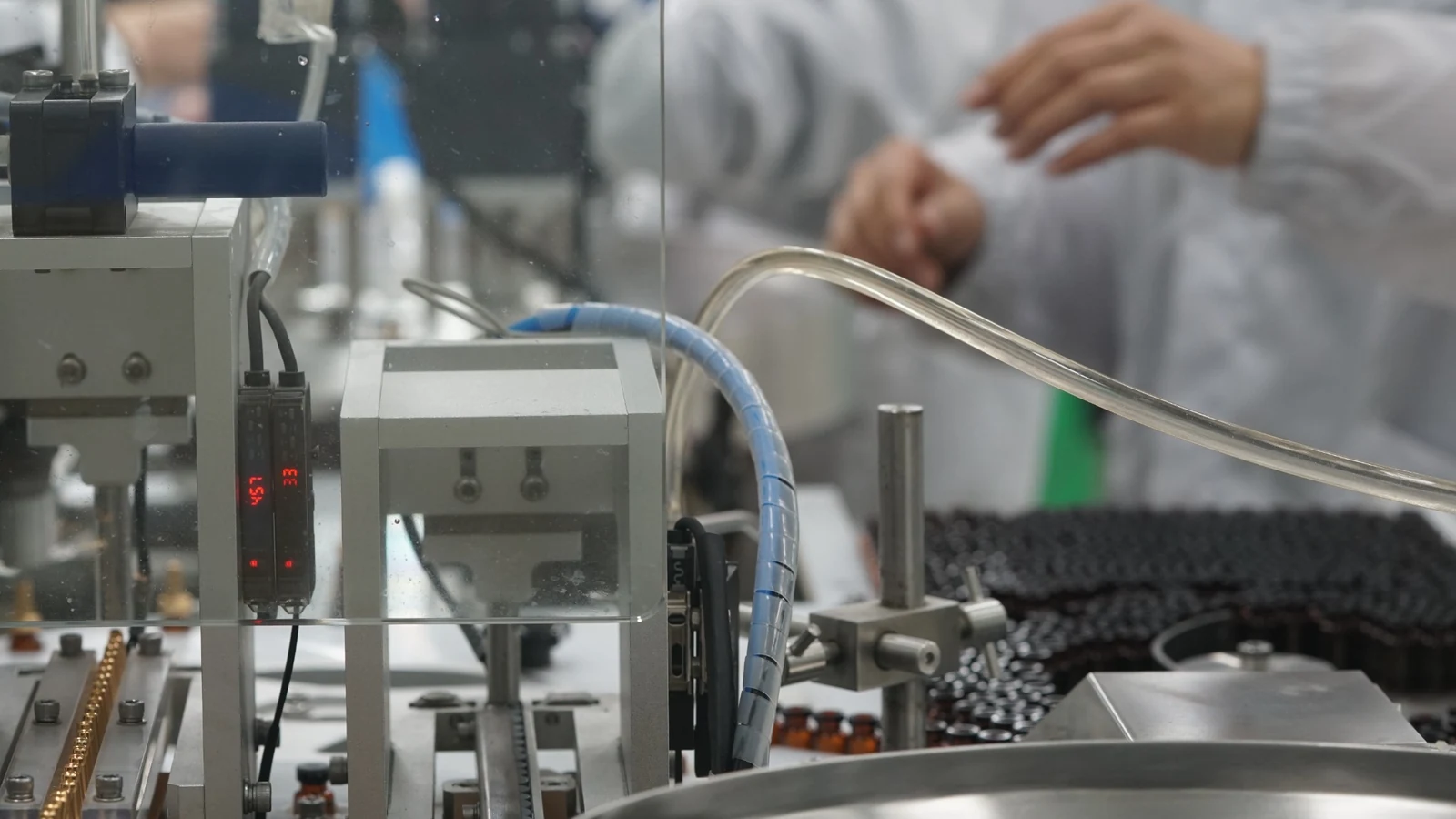 Máy đóng gói sản phẩm tại nhà máy dược mỹ phẩm Hàn Quốc