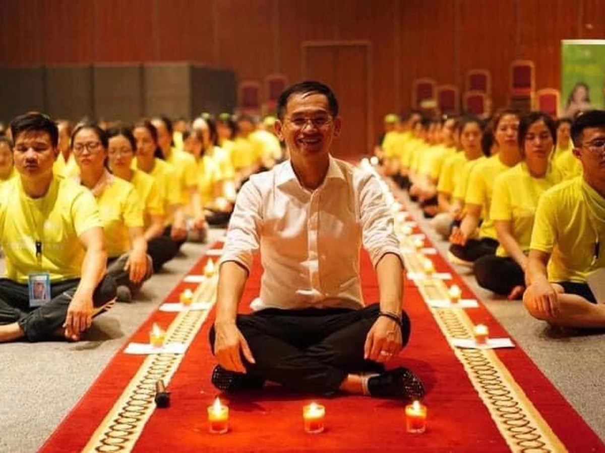 Bùi Tấn Bạo ngồi phía trước, cùng các thành viên áo vàng trong một hoạt động tĩnh tại Legend Camp.