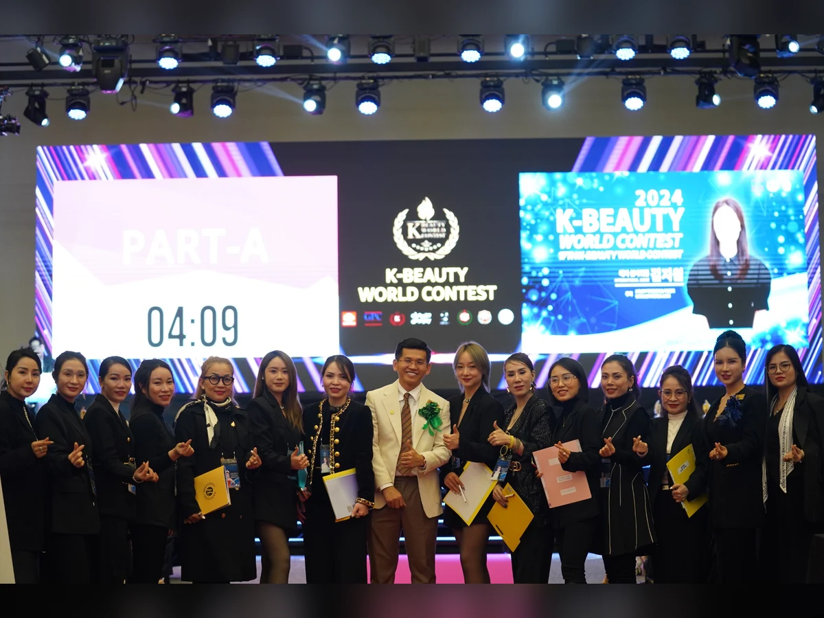 Đoàn thành viên chụp ảnh tập thể phía trước sân khấu K-Beauty World Contest.