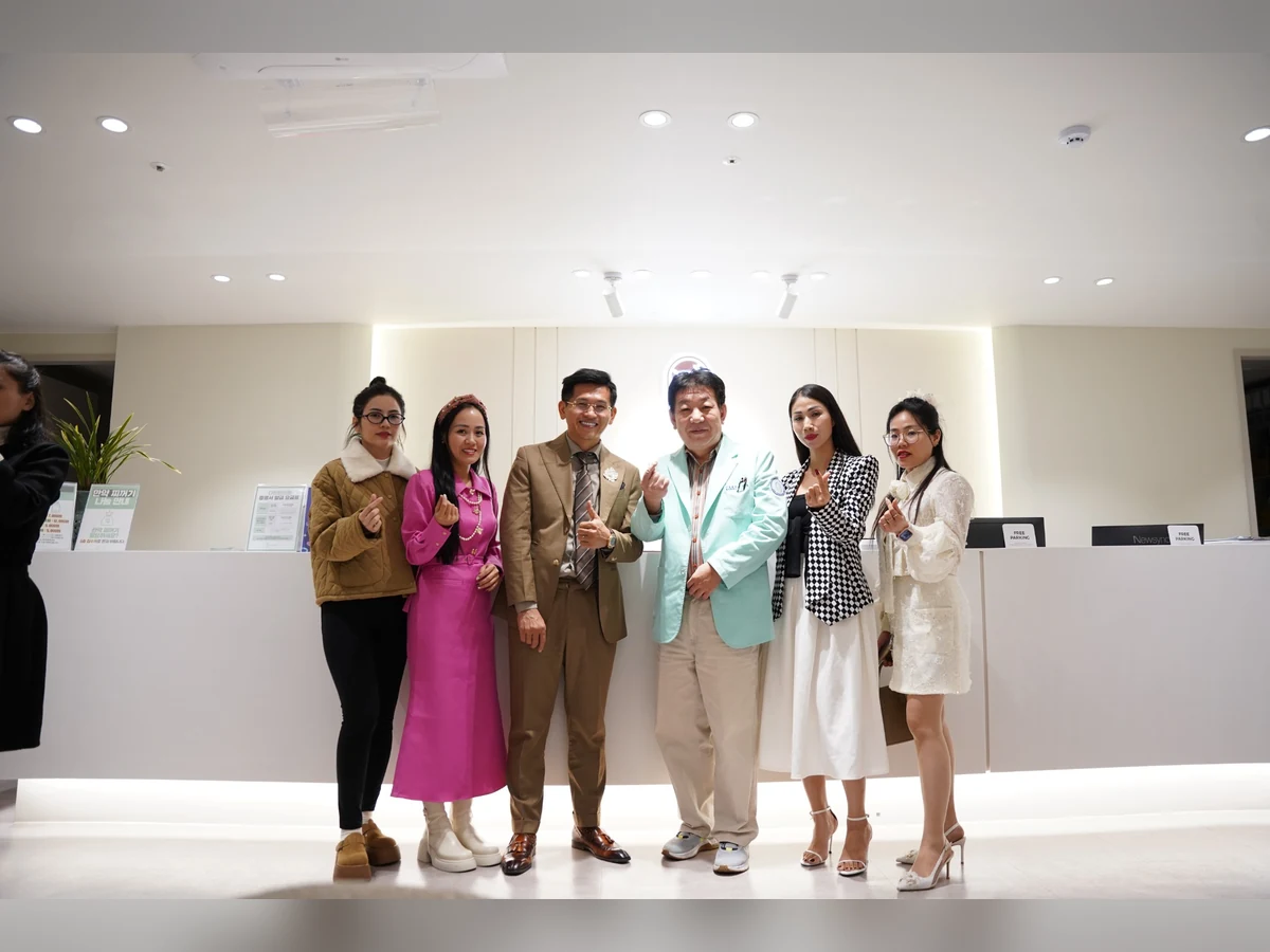 Nhóm khách mời K-Beauty đứng chụp ảnh trong sảnh sáng.