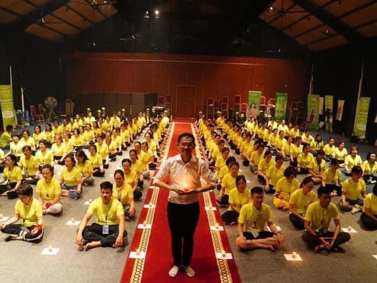 Toàn cảnh các thành viên áo vàng ngồi thành nhiều hàng trong hoạt động tĩnh tại Legend Camp.