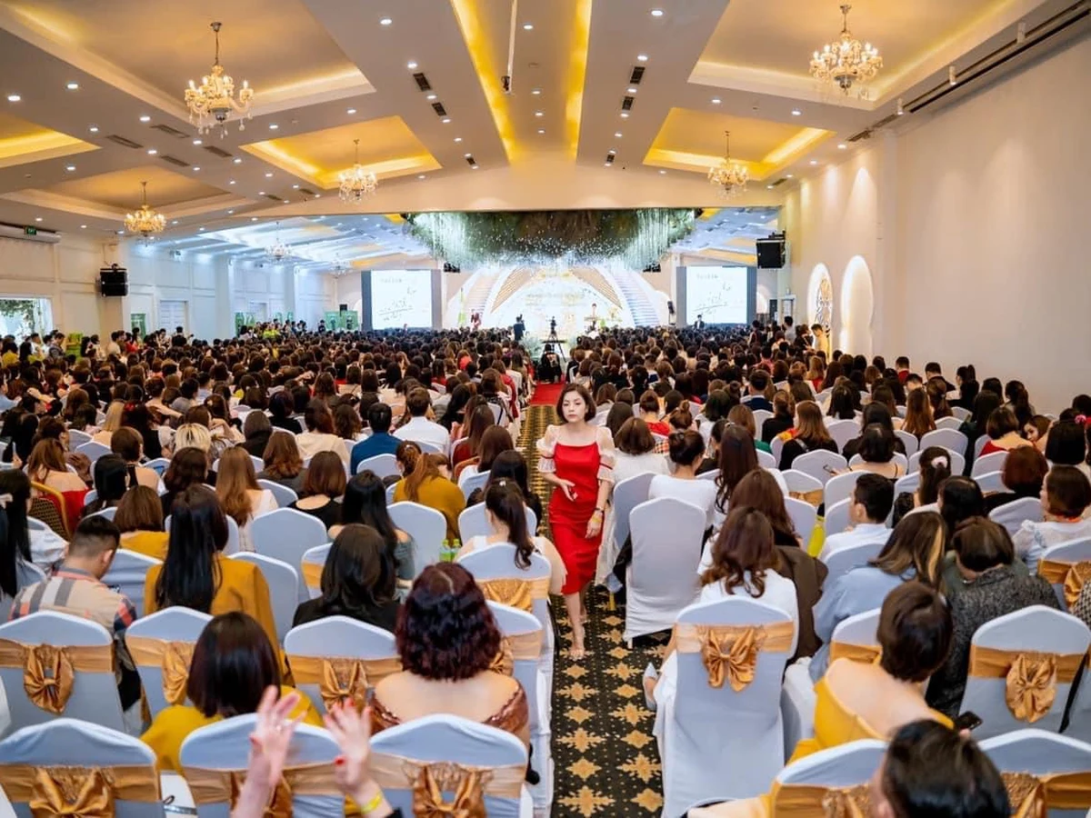 Toàn cảnh hội trường đào tạo nhìn từ phía sau, nhiều học viên hướng về sân khấu.
